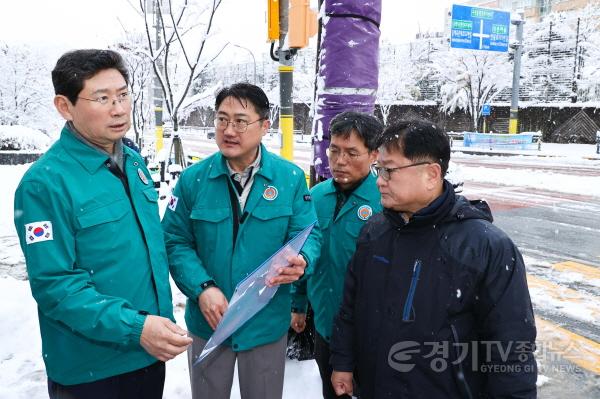 [크기변환]11-1. 이상일 용인특례시장은 27일 오후 기흥구 중동 중일초등학교 주변 도로 제설 현장을 찾아 제설 상황을 점검했다..jpg