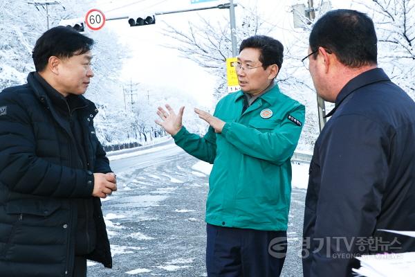 [크기변환]11-2. 이상일 용인특례시장은 처인구 삼가동 용인대학교 주변의 321 지방도 제설 상황을 살피고 제설 중인 작업자를 격려했다..jpg