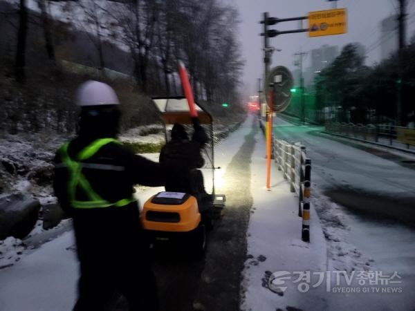 [크기변환]9-2. 시 관계자가 인도용 제설기로 보행로에 쌓인 눈을 치우고 있다.jpg