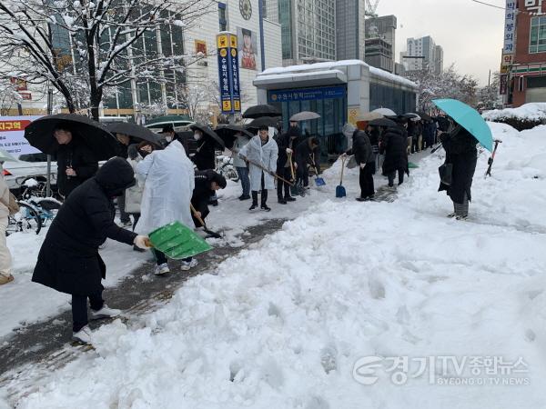 [크기변환]이재준 수원시장, “동원할 수 있는 모든 장비,인력 투입해 오늘(28일)집중적으로 제설작업 하라”(3).jpg