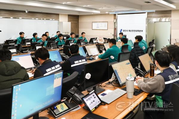 [크기변환]6-3. 이상일 용인특례시장은 28일 오전 시청 재난안전상황실에서 폭설 대응 비상대책회의를 주재하고 제설작업에 총력을 다해줄 것을 당부했다..jpg