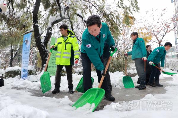 [크기변환]9-2. 이상일 용인특례시장이 28일 오전 용인경전철 동백역 주변에서 시 공직자들과 함께 제설작업을 펼쳤다..JPG