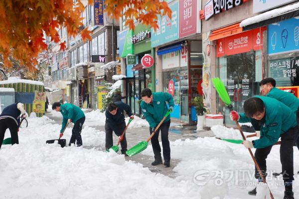 [크기변환]9-3. 이상일 용인특례시장이 28일 오전 용인경전철 동백역 주변 상가 앞에서 눈삽을 들고 직접 제설작업에 참여했다..JPG