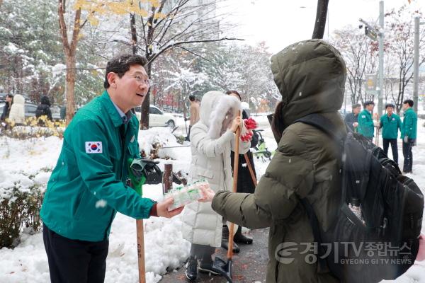 [크기변환]9-1. 이상일 용인특례시장이 28일 오전 용인경전철 동백역부터 동백2동주민센터 주변까지 제설작업을 펼쳤다. 제설작업 중인 이 시장을 본 한 대학생이 이상일 시장에게 요구르트를 전달하며 고마움을 표했다..JPG