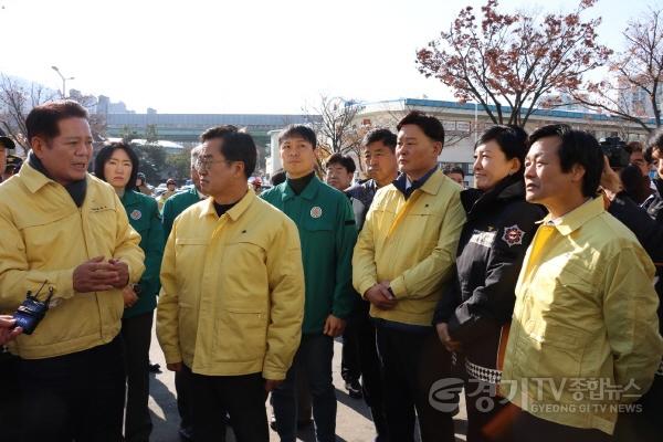 [크기변환]최종현 대표의원 안양농수산물 시장 폭설피해 현장 방문.jpg