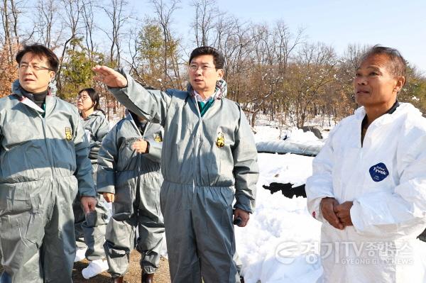 [크기변환]5-1. 이상일 용인특례시장이 29일이번 폭설로 큰 피해를 입은 처인구 남사읍 봉명리의 한 육계 농장을 찾아 상황을 살펴보고 있다..jpg