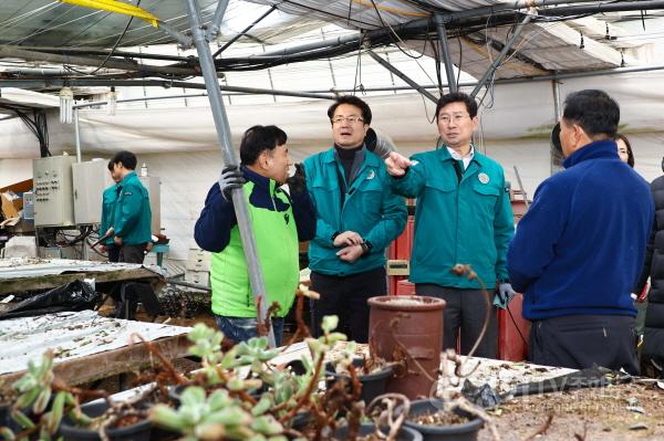 [크기변환]5-4. 이상일 용인특례시장은 29일 폭설피해를 입은 화훼 농가를 찾아 피해 상황을 살펴보고 복구에 나선 봉사자들을 격려했다..jpg