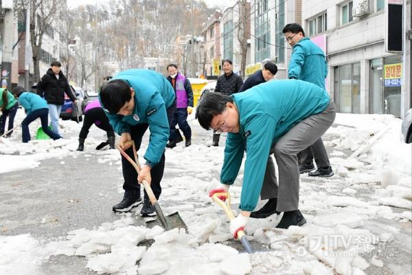 [크기변환]1.안산시, 골목골목 빙판길에 제설제 사용... 주말 제설 총력전(1).jpg