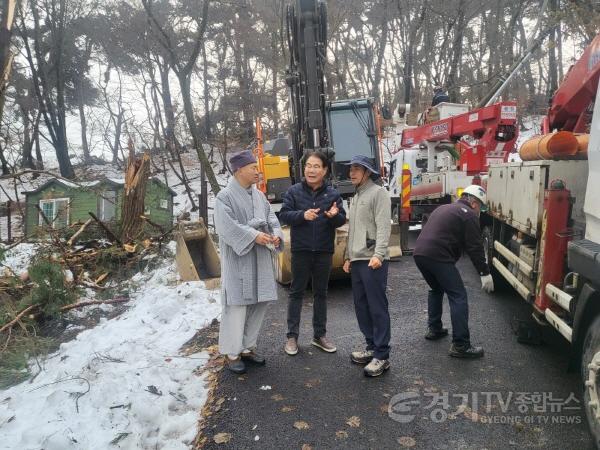 [크기변환]241202 유영두 의원, 남한산성 폭설 피해 현장 긴급 점검 … 재발 방지 대책 논의 (2).jpg