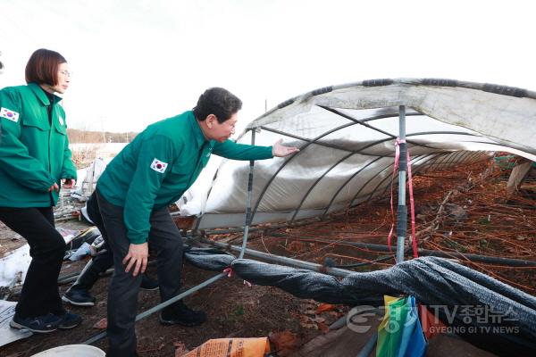 [크기변환]2 이상일 용인특례시장이 3일 폭설피해 농가를 방문해 피해 상황을 살피고 농장주를 위로하고 있다.jpg