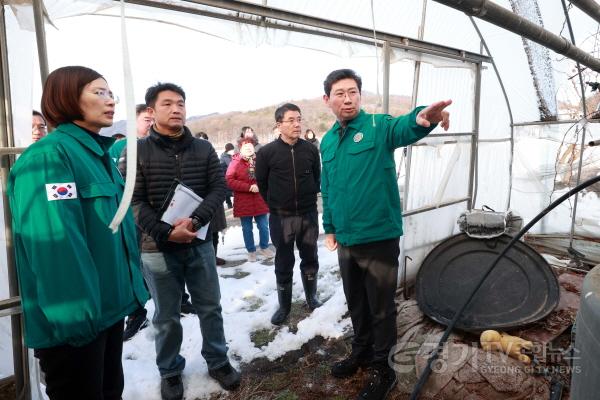 [크기변환]1 이상일 용인특례시장이 3일 폭설피해 농가를 방문해 피해 상황을 살피고 농장주를 위로하고 있다.jpg