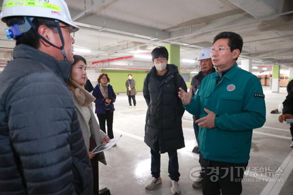 [크기변환]7-1. 이상일 용인특례시장이 3일 양지면 경남아너스빌 디센트 건설현장을 찾아 현장소장에게 철저한 하자 보수를 당부했다..JPG