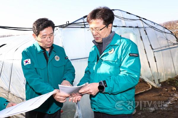 [크기변환]6-3. 이상일 용인특례시장이 4일 폭설피해 농장을 방문해 피해상황을 살피고 대책을 논의하고 있다.jpg