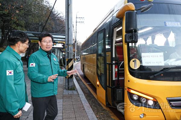 [크기변환]6-1. 이상일 용인특례시장이 전국철도노동조합 총파업이 시작된 5일 아침 기흥역에서 출근길 대중교통 상황과 시가 비상수송대책으로 마련한 전세버스 원활한 운행 여부를 점검했다.).jpg