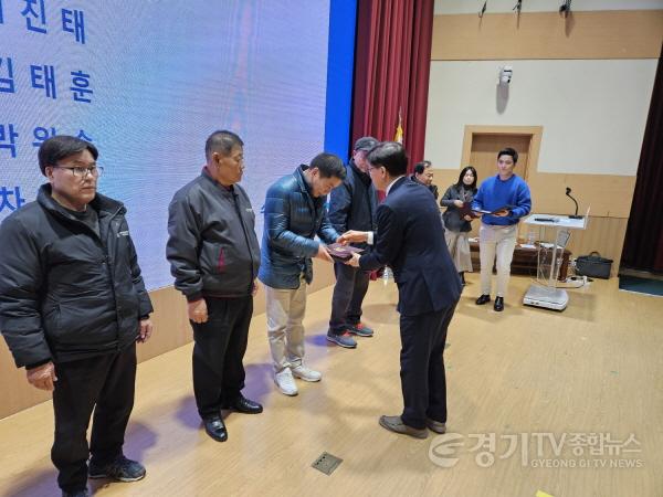 [크기변환]4-1. 현근택 수원시 제2부시장, “늘 보이지 않는 곳에서 열심히 일하시는 공중화장실 관리인께 감사드린다”.jpg