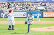 [경기티비종합뉴스] 이재준 수원특례시장, KBO 준플레이오프 4차전에서 시구