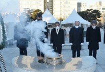 [경기도교육청]  이재정 경기도교육감, 수원 현충탑 찾아 헌화·분향  -경기티비종합뉴스-