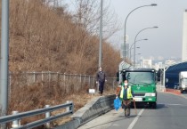 [용인시]  기흥구, 신갈우회도로서 1톤 트럭 3대 분량 쓰레기 수거   -경기티비종합뉴스-