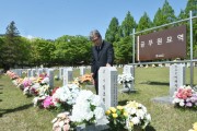 [경기도교육청]  이재정 경기도교육감, 국립대전현충원 4.16세월호 참사 순직교사 묘소 참배   -경기티비종합뉴스-