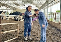 [경기티비종합뉴스] 경기도의회 이오수 의원, 축산농가 악취 개선하여 상생 방안 찾자...피트모스 활용 농가 방문 통해 지원책 마련