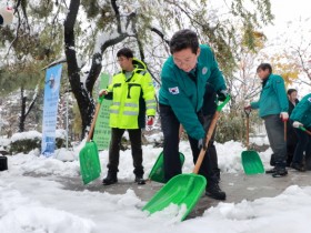 [경기티비종합뉴스] 이상일 용인특례시장, 직접 눈삽 들고 1시간 40분 동안 시 공직자들과 함께 인도 제설