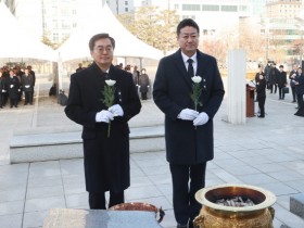 [경기티비종합뉴스] 경기도의회 김진경 의장, 2025년 을사년 새해 맞아 현충탑 참배